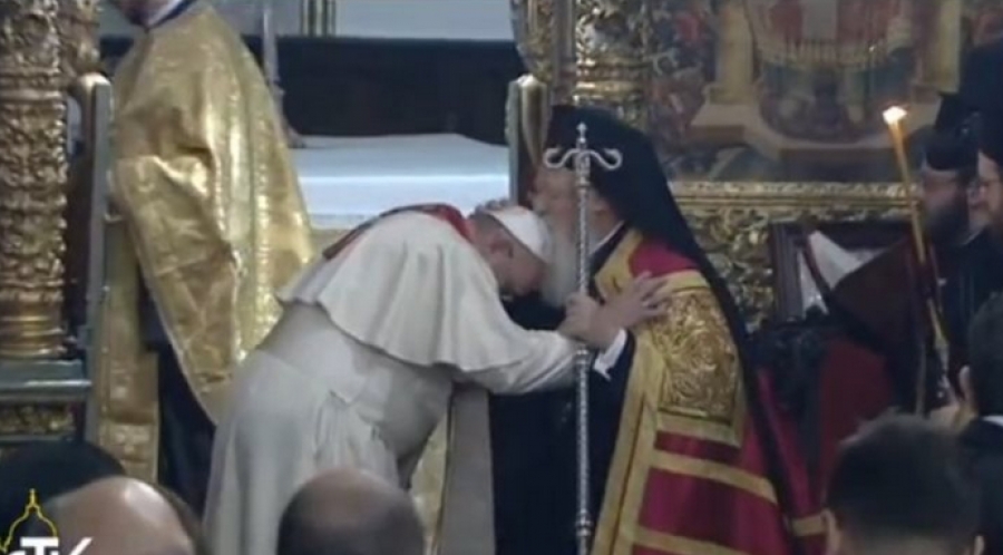 Το φιλί του Οικουμενικού Πατριάρχη στον Πάπα (video)