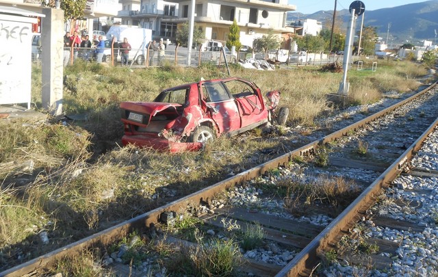 Tραγωδία: Αυτοκίνητο παρασύρθηκε από αμαξοστοιχία