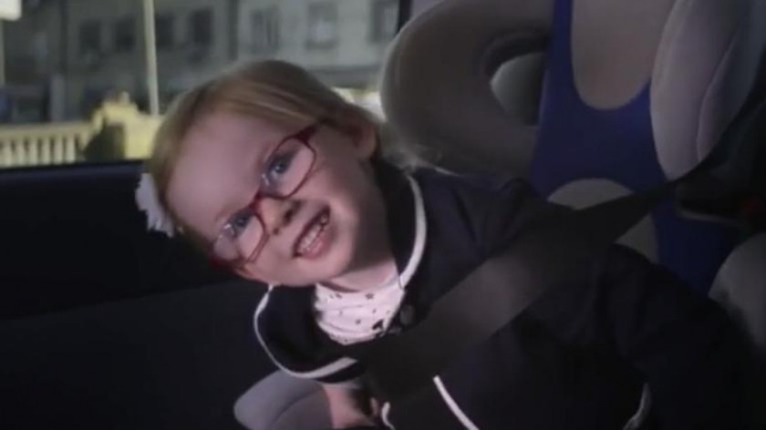 Τι γίνεται όταν ένα 4χρονο κοριτσάκι οδηγεί ένα τεράστιας αντοχής φορτηγό Volvo;