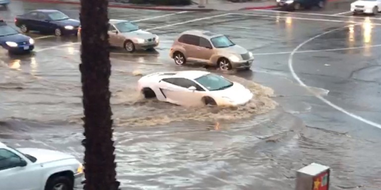 Μία Gallardo καταδύεται και αναδύεται