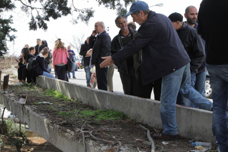 Δάκρυα και λουλούδια στο σημείο που σκοτώθηκε ο Παντελίδης