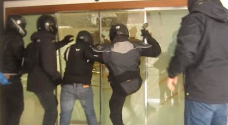Το «ντου» των αναρχικών στην ΕΡΤ (video)