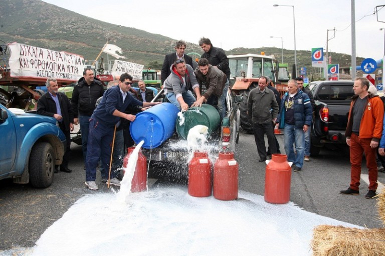 Ανυποχώρητοι στα μπλόκα οι αγρότες