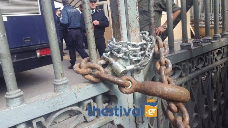 Αγρότες κλείδωσαν το ΥΜΑΘ (video)