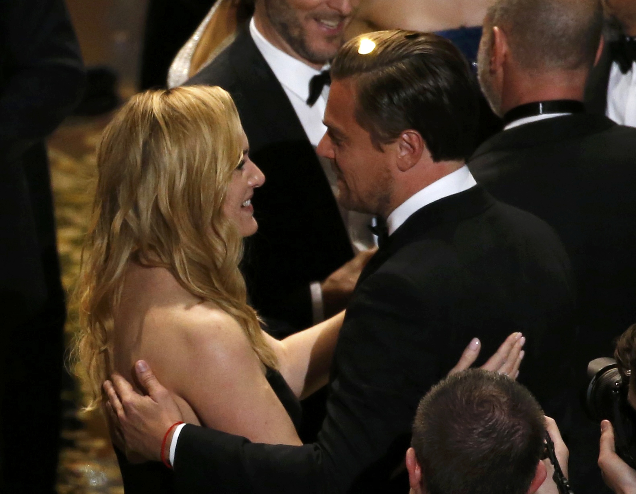 Leonardo DiCaprio and Kate Winslet (L) talk after the end of the award ceremony at the 88th Academy Awards in Hollywood, California February 28, 2016.   REUTERS/Mario Anzuoni