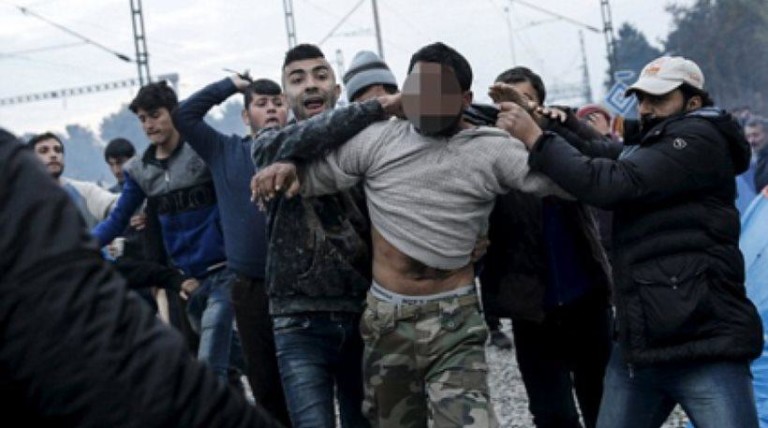 Πρόσφυγες λίντσαραν παιδόφιλο!