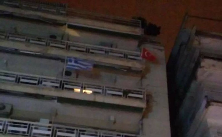 Κρέμασε τουρκική σημαία στο μπαλκόνι!