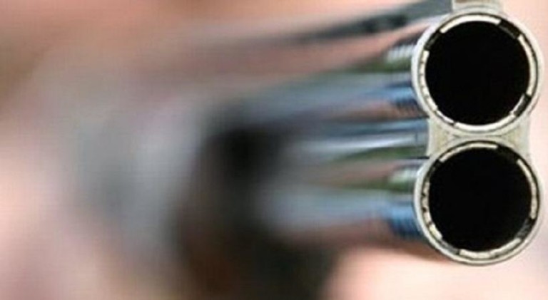 Σοκ! Πυροβόλησε και σκότωσε τη γυναίκα του