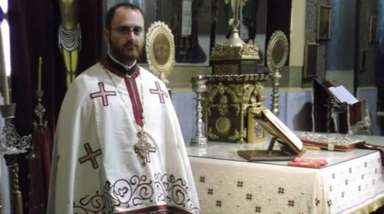 Ιερέας στη Λέσβο τραγουδάει Παντελίδη