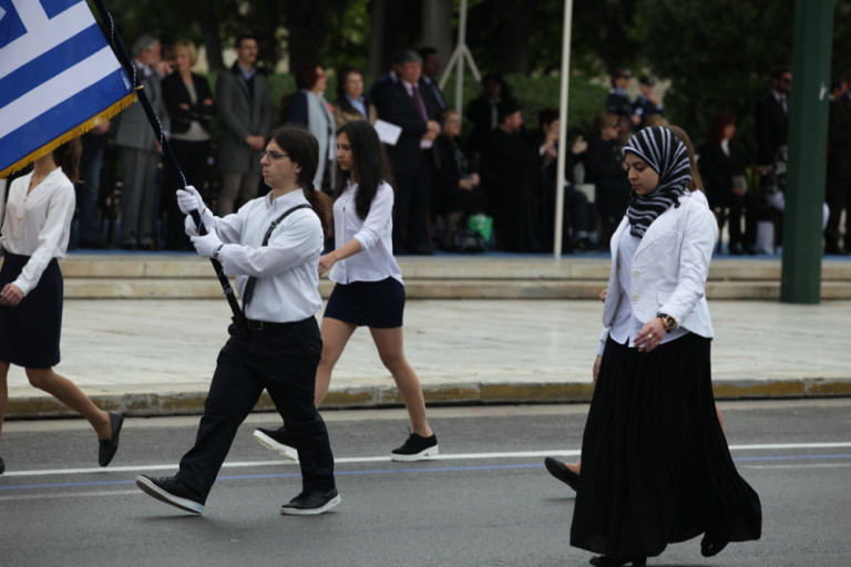Μαθήτρια με μαντίλα στην παρέλαση (pics)