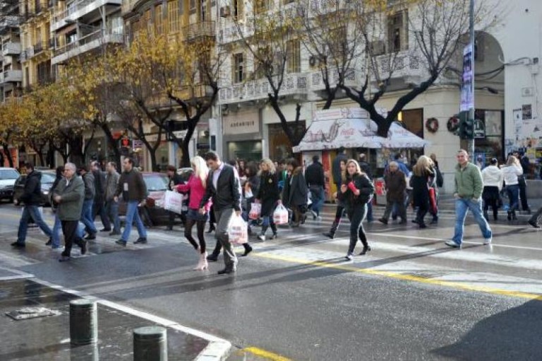 Σήμερα ξεκινά το εορταστικό ωράριο των καταστημάτων