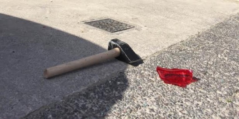Επίθεση κουκουλοφόρων στο Πρώτο Θέμα