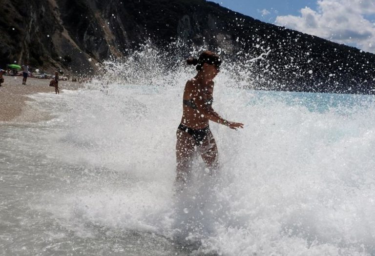 Κλείνει η ωραιότερη παραλία της Ελλάδας