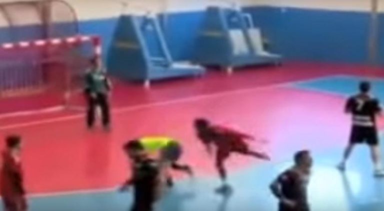 Απίστευτη επίθεση παίκτη σε διαιτητή (video)