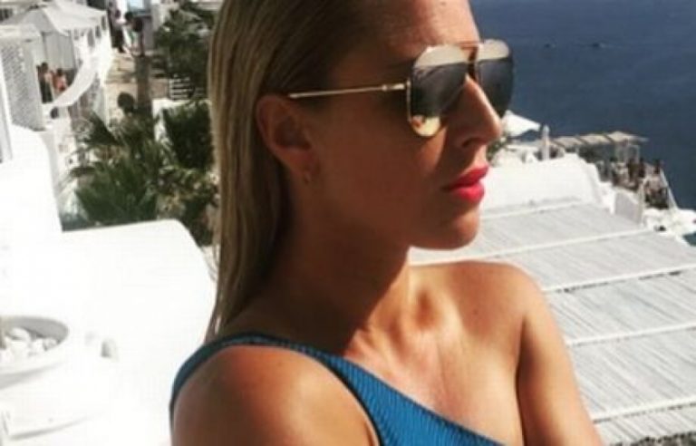 Η Τσιμπούλκοβα ξεσαλώνει στη Σαντορίνη! (pics)