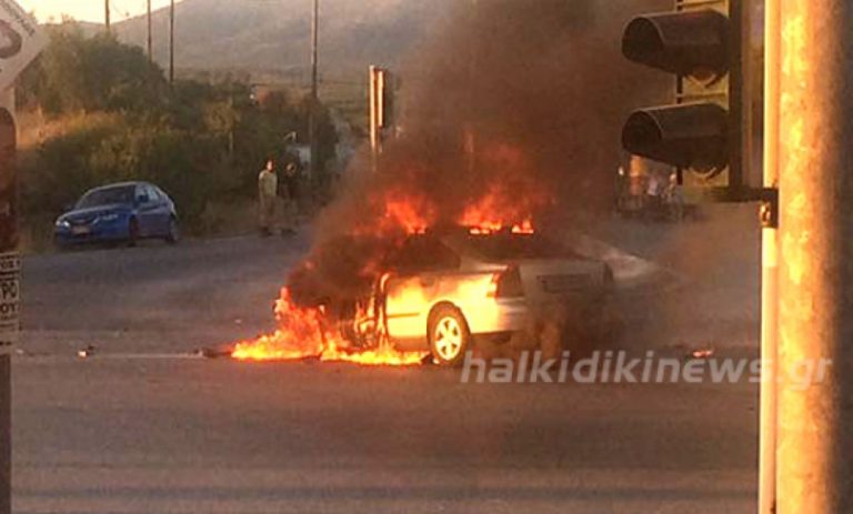 Χαλκιδική: Όχημα τυλίχθηκε στις φλόγες!