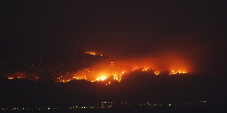 Συνεχίζεται η μάχη με τις φλόγες στη Θάσο