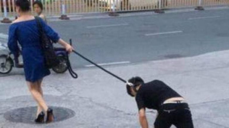 Γυναίκα έβγαλε τον άνδρα της βόλτα με λουρί! (pics)