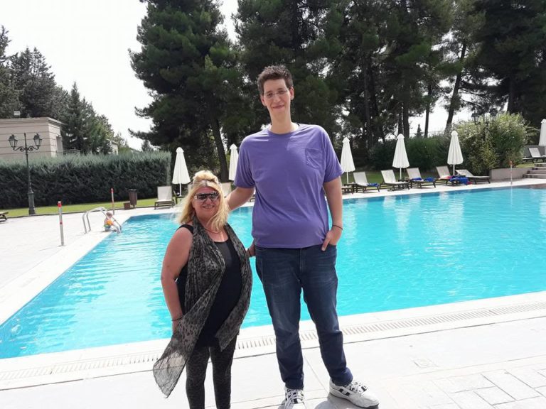 Ο ψηλότερος Έλληνας δεν παίζει μπάσκετ (pics)