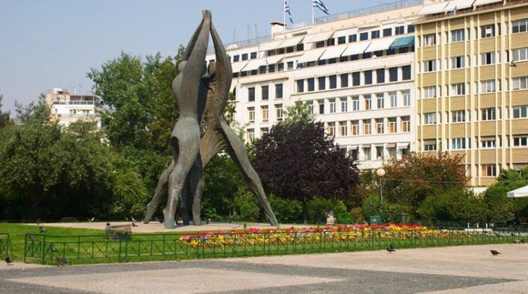 Σοκ: Κρέμασαν αλλοδαπό σε δέντρο