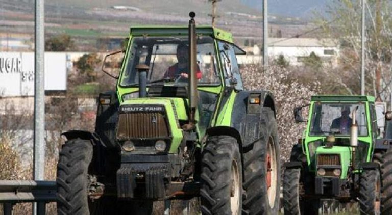 Οι αγρότες «ζεσταίνουν» τις μηχανές στα τρακτέρ