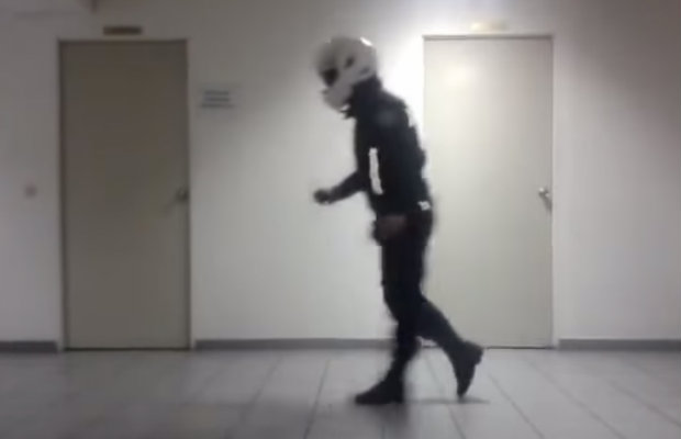 Aστυνομικός κάνει “moonwalk” (videos)