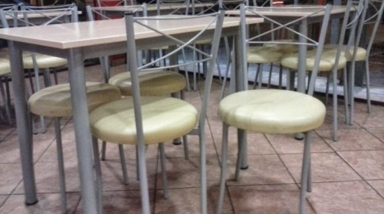 Γυναίκα πέταξε καρέκλα σε αστυνομικό