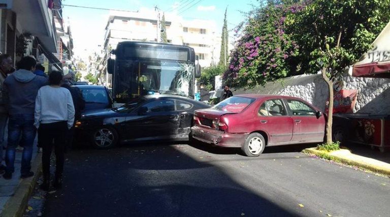 Απίστευτο τροχαίο στον Πειραιά