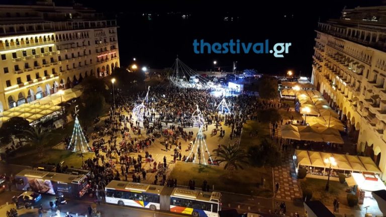 Φωταγωγήθηκε ο λιτός στολισμός της πλατείας Αριστοτέλους (pics+vid)