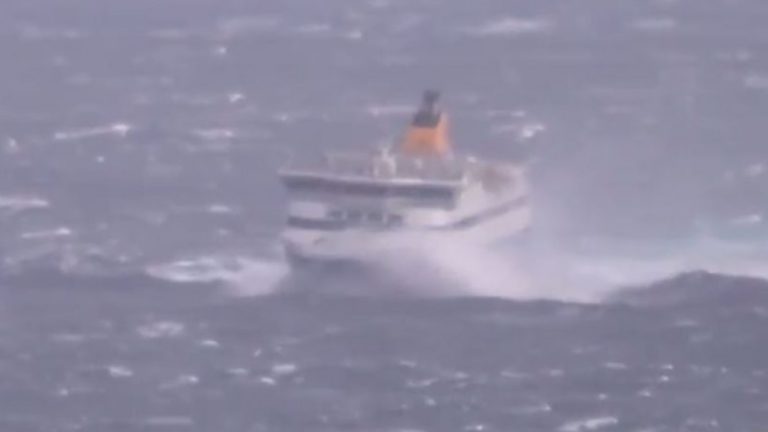 Μάχη με τα κύματα (video)