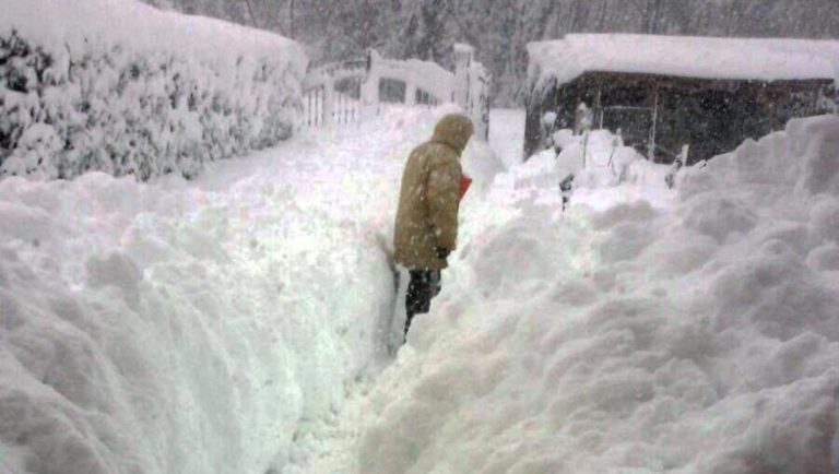 Ενάμιση μέτρο έφτασε το χιόνι στα χωριά της Φλώρινας