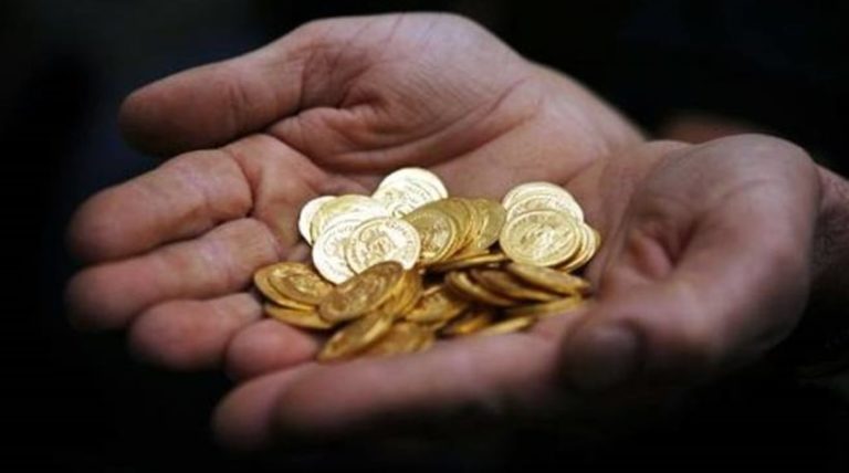 Οι Έλληνες βγάζουν λίρες από το στρώμα