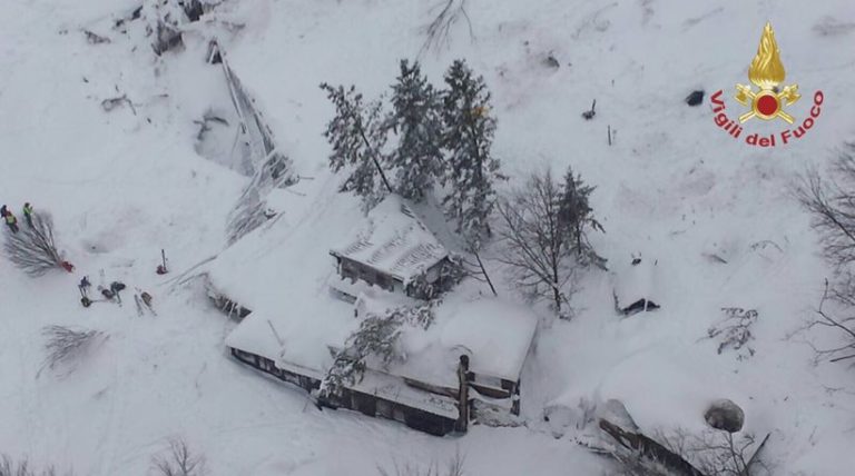 Χιονοστιβάδα πλάκωσε ξενοδοχείο – Πληροφορίες για 30 νεκρούς!