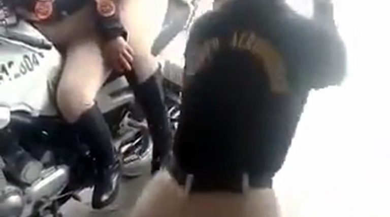 Γυναίκα αστυνομικός κάνει twerking!