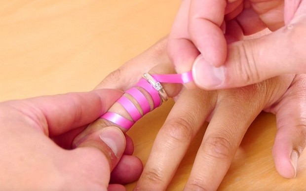 Πώς να βγάλετε δαχτυλίδια που έχουν σφηνώσει