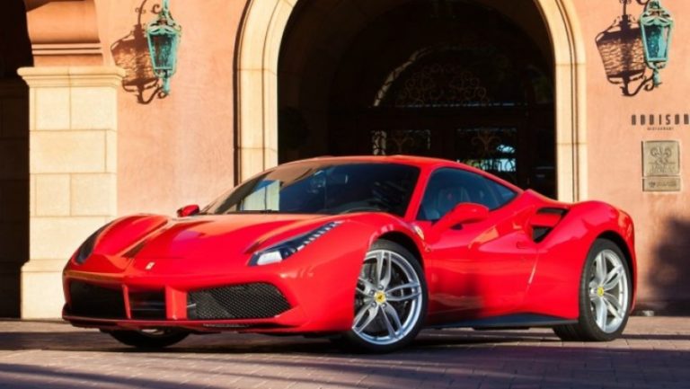 Ferrari καρφώνεται σε μπαριέρα! (VIDEO)