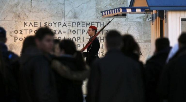 Διεθνή ΜΜΕ: Η Ελλάδα παραμένει στην εντατική