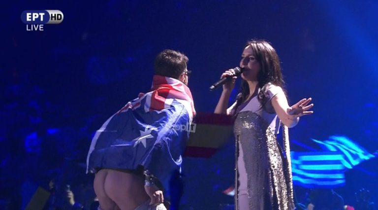 Ανέβηκε στη σκηνή της Eurovision και τα έδειξε όλα