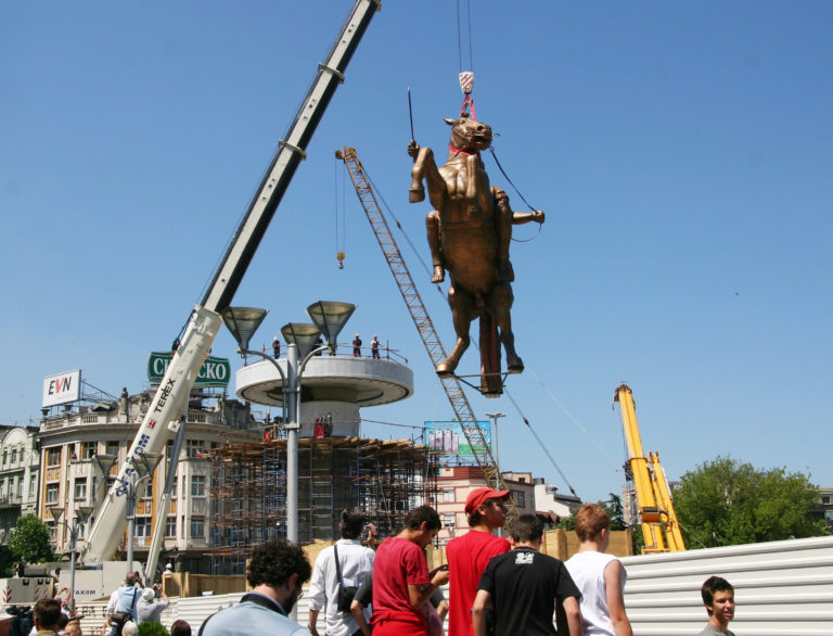 Σκόπια: Απεταξάμην τον Μεγάλο Αλέξανδρο! Ρίχνουν τα αγάλματα του! (vid)