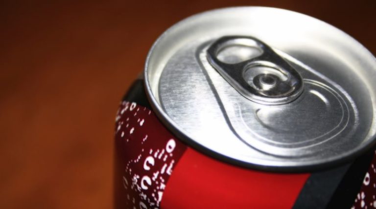 Λούζονται με Coca-Cola για να… μαυρίσουν