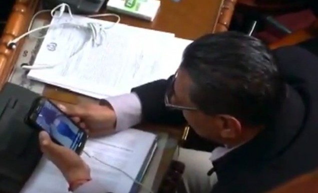 Βουλευτής στη Βολιβία απολάμβανε οπίσθια