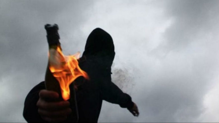 Μολότοφ στα γραφεία του ΣΥΡΙΖΑ στη Θεσσαλονίκη!