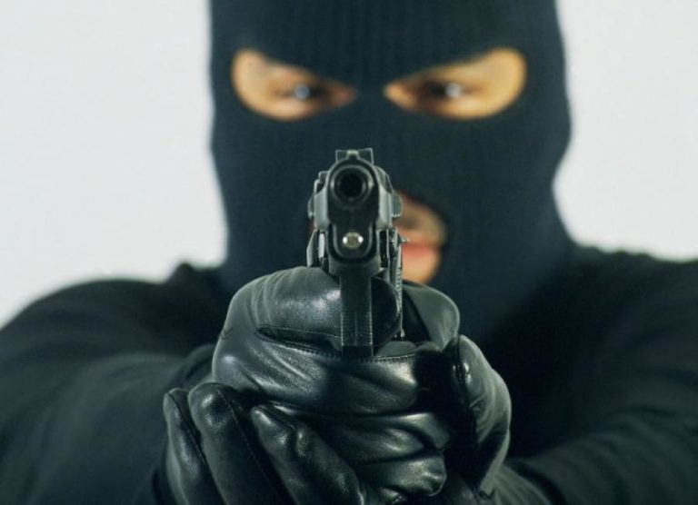 ΠΡΙΝ ΛΙΓΟ: Ένοπλη ληστεία σε τράπεζα στην Καλαμαριά