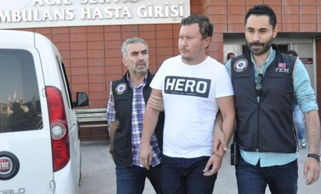 Συνελήφθησαν επειδή φορούσαν μπλουζάκια με τη λέξη «ήρωας»
