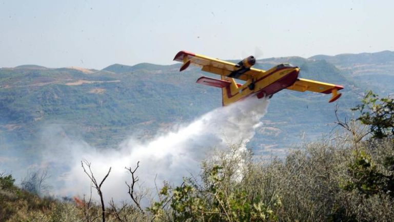 Μάχη με τις φλόγες σε όλη τη χώρα