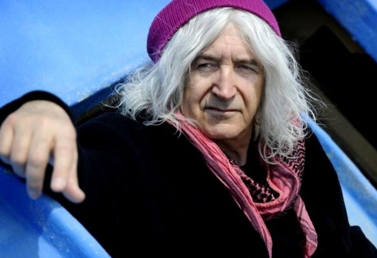 Ο Νίκος Καρβέλας παίζει με τα εγγόνια του (pic)