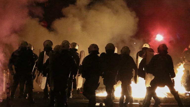 Μάχες δυο ωρών στα Εξάρχεια