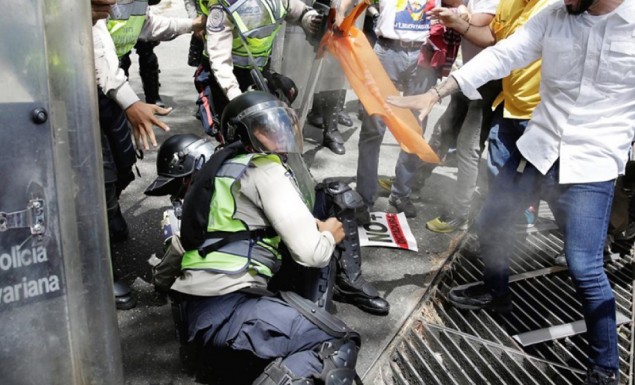 Βαθαίνει η κρίση στη Βενεζουέλα