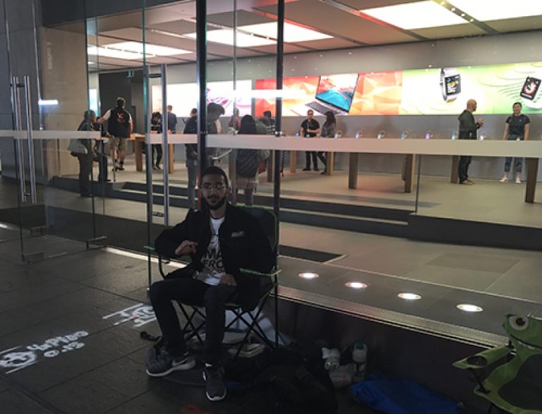 Κατασκήνωσε έξω από κατάστημα της Apple… (pics)