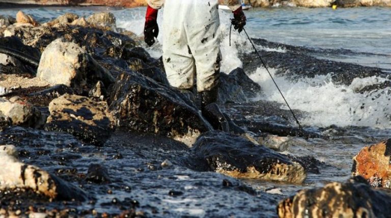 Ξεκίνησε η απάντληση καυσίμων στον Σαρωνικό